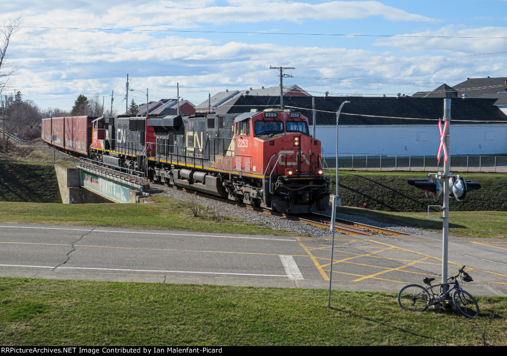 CN 2253 leads 402 at MP 124.55